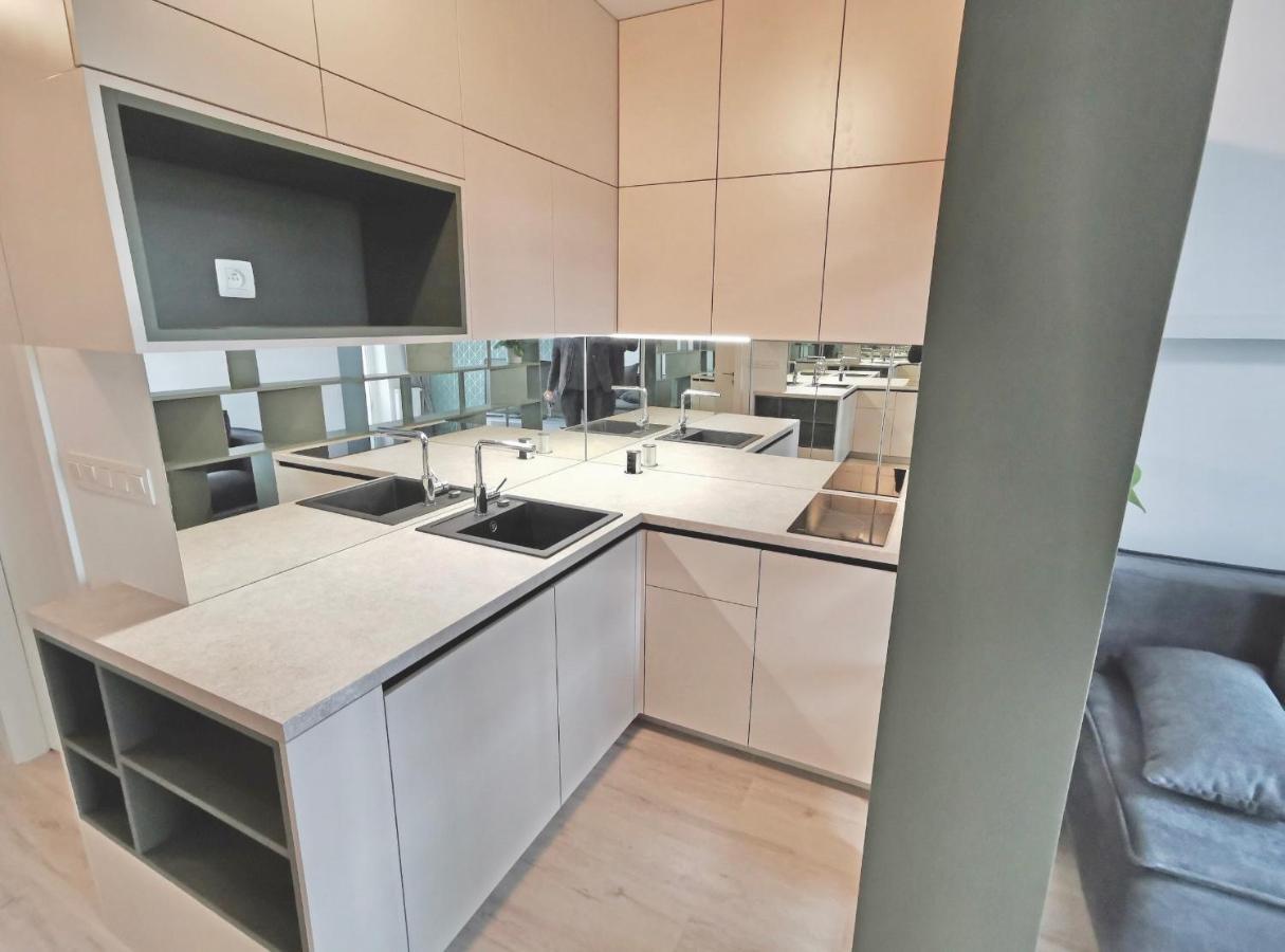 Luxury, Bright Studio With Parking And Balcony In Bratislava Center エクステリア 写真