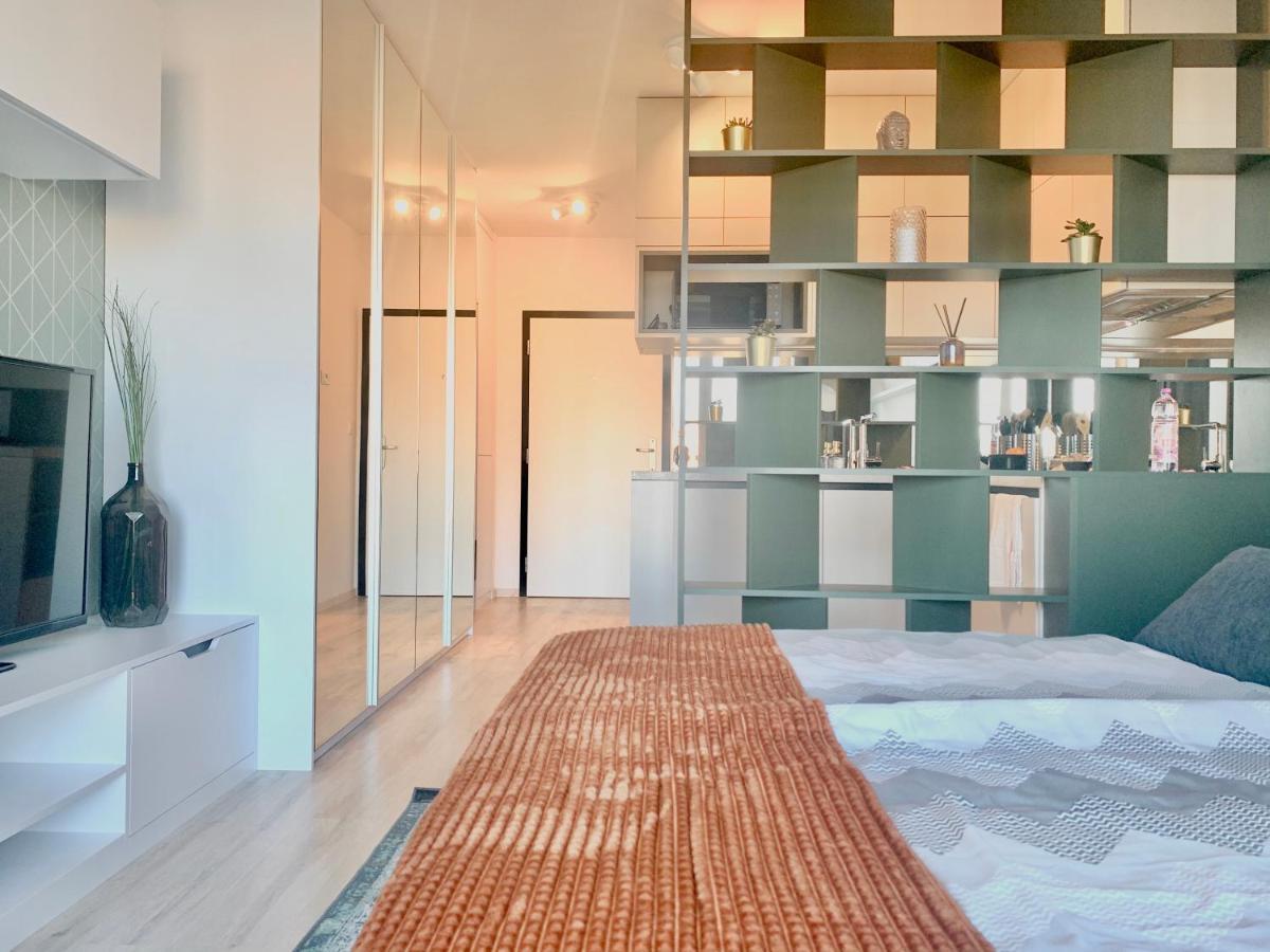 Luxury, Bright Studio With Parking And Balcony In Bratislava Center エクステリア 写真