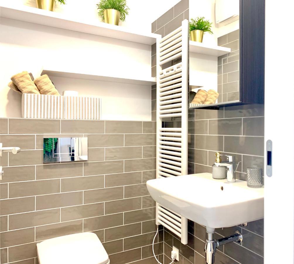 Luxury, Bright Studio With Parking And Balcony In Bratislava Center エクステリア 写真