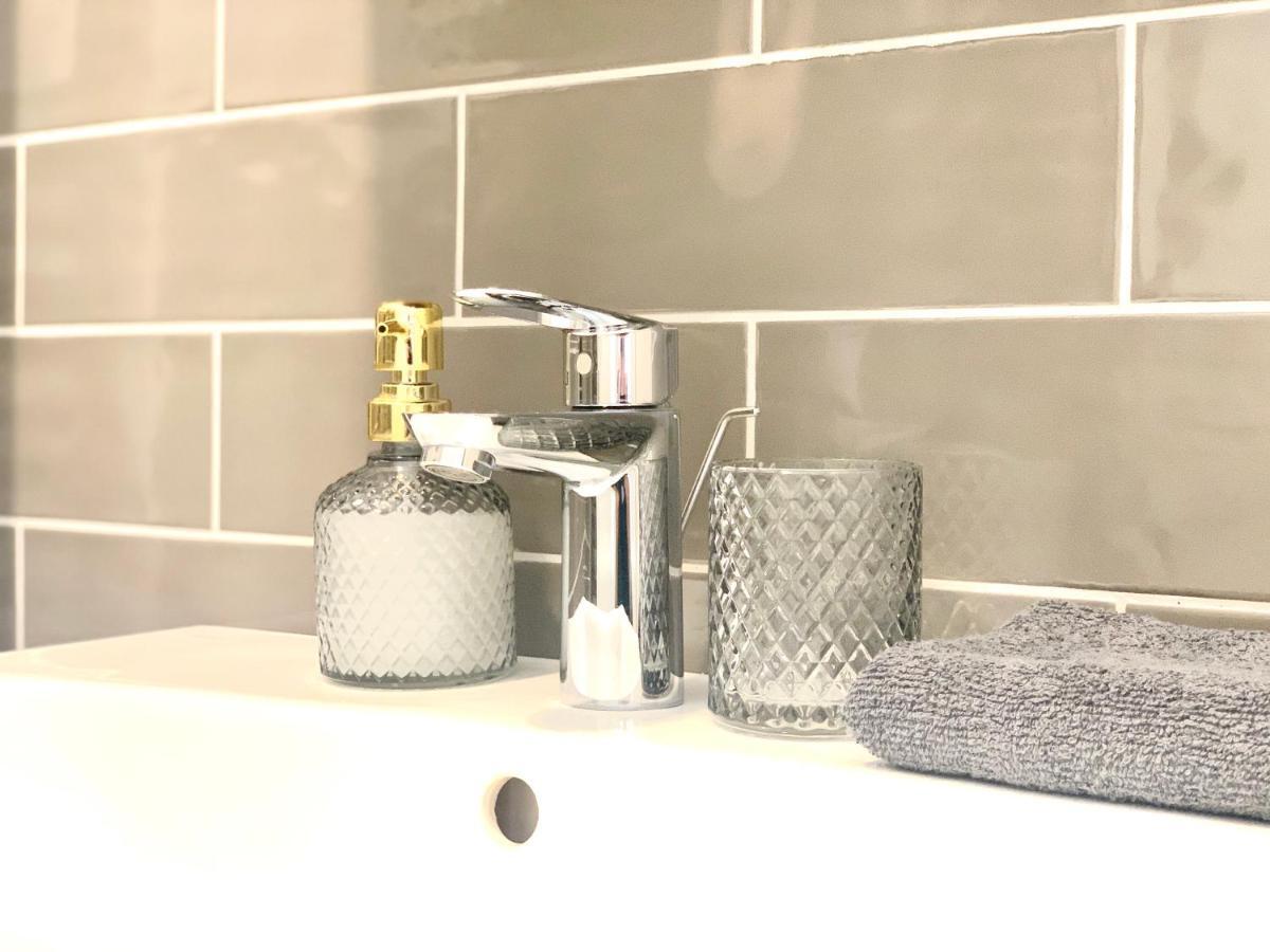 Luxury, Bright Studio With Parking And Balcony In Bratislava Center エクステリア 写真